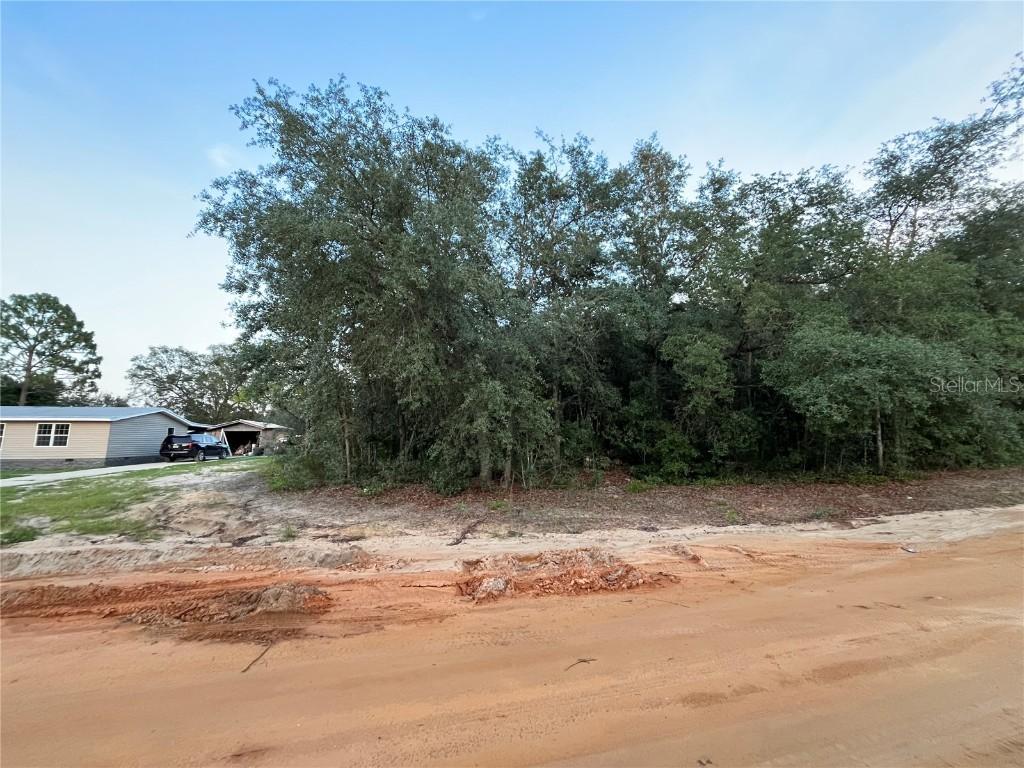512 Oakcrest Dr., Interlachen, FL 32148