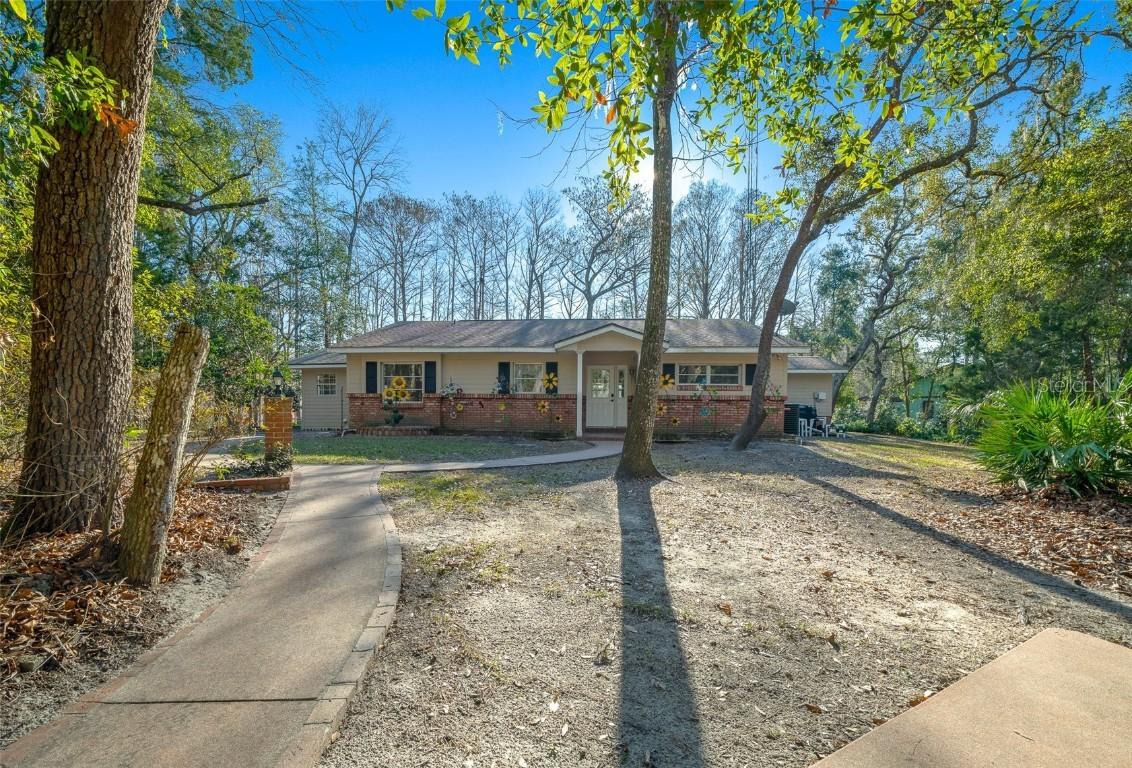 4275 E Riverside Dr., Dunnellon, FL 34434