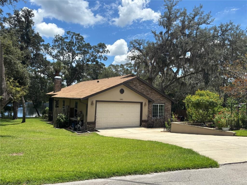 5891 SE 166th Ct., Ocklawaha, FL 32179