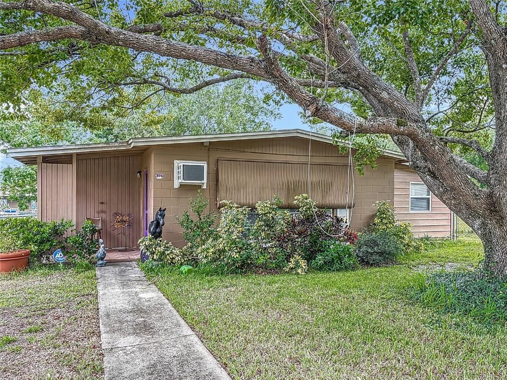 910 W Village Dr., Deltona, FL 32725