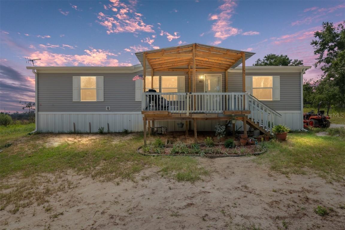 453 Old Hawthorne Rd., Hawthorne, FL 32640