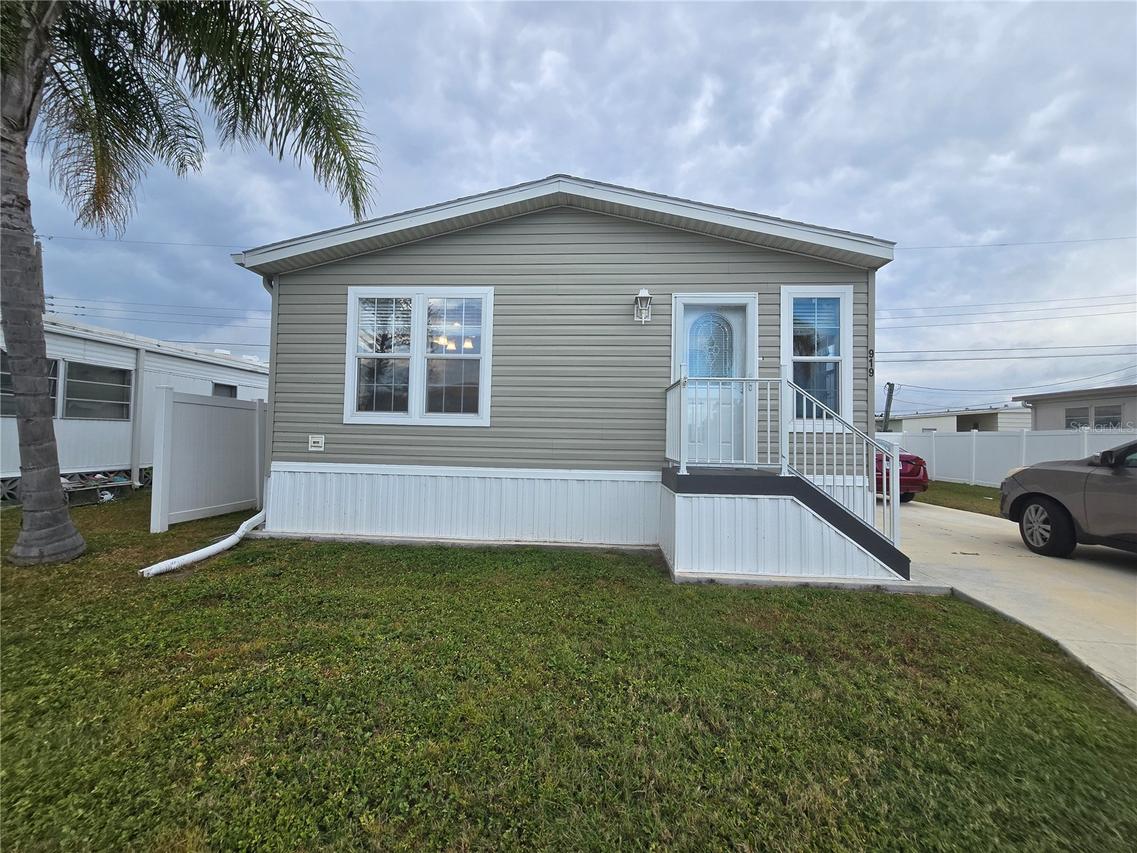919 50th Ave., Bradenton, FL 34207