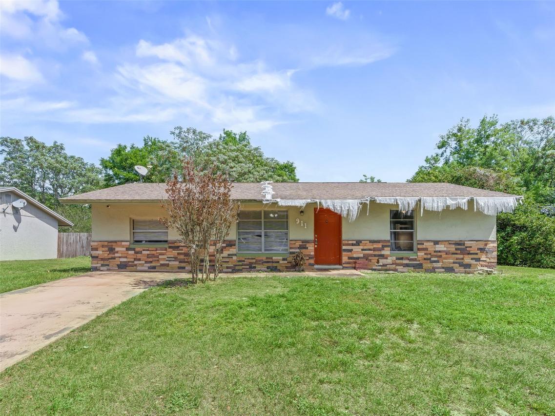 911 Jacaranda Dr., Lady Lake, FL 32159