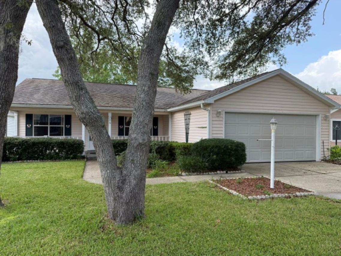 208 Aragon Ln., Lady Lake, FL 32159