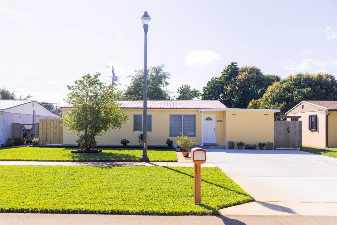 2028 Bridgeman Dr., West Palm Beach, FL 33409
