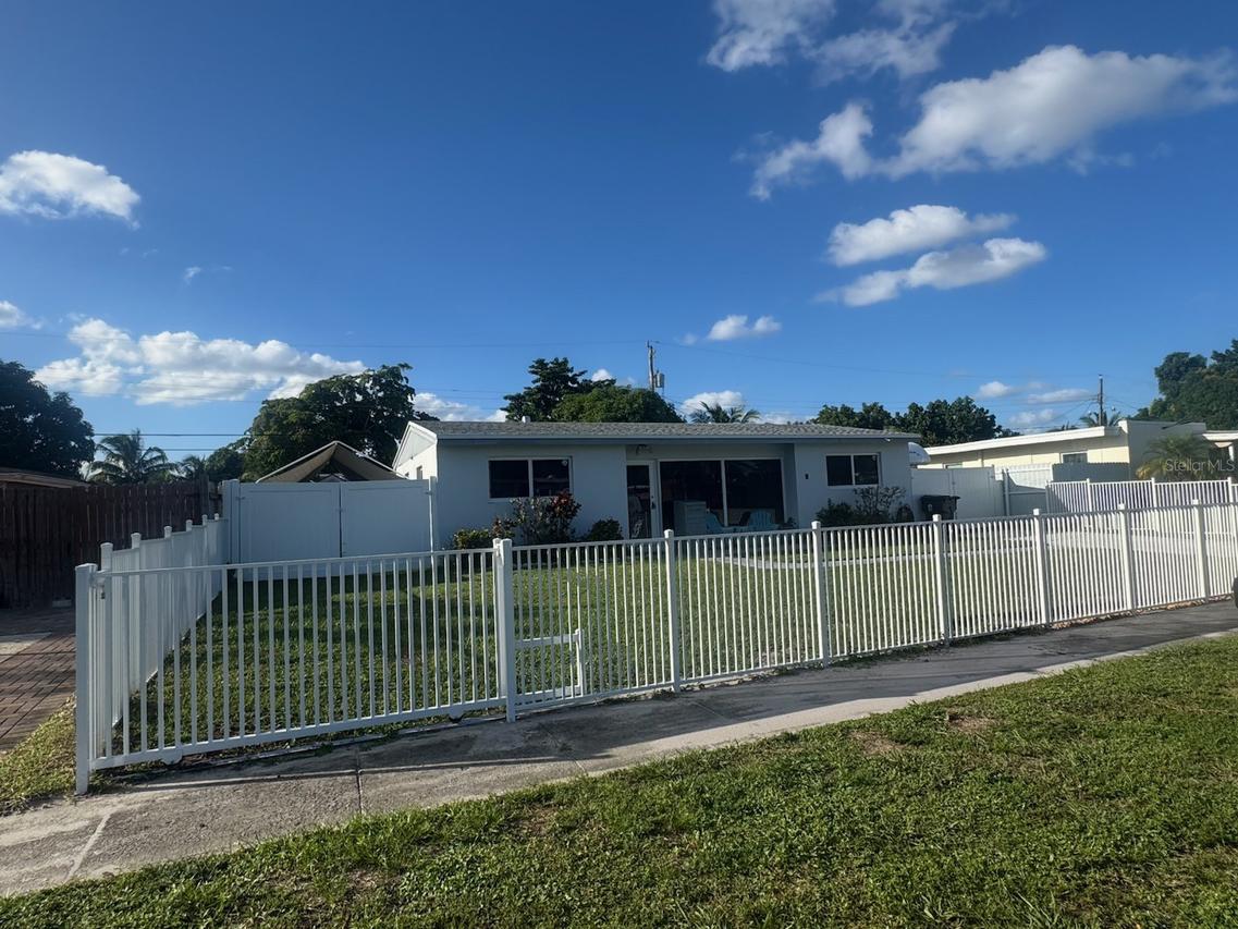 415 Pensacola Dr., Lake Worth, FL 33462