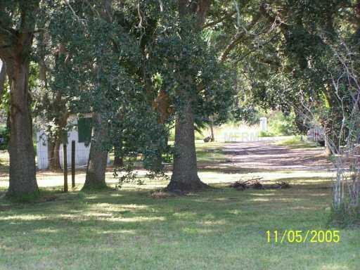 667 Honeyfarm Ln., Auburndale, FL 33823