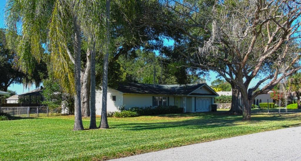 9 Winterset Dr., Winter Haven, FL 33884