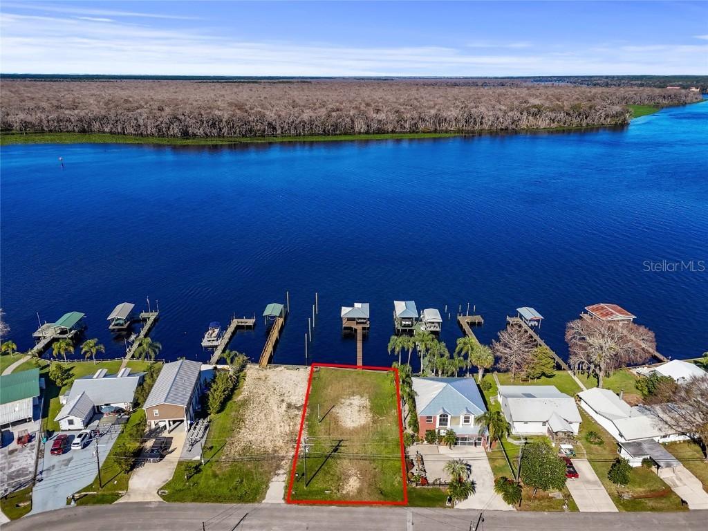 158 Beechers Point Dr, Welaka, FL 32193
