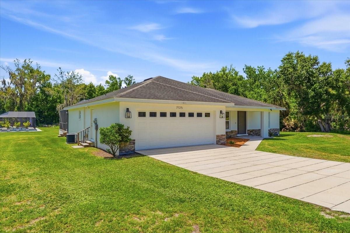 7125 Honeysuckle Dr., Lakeland, FL 33813