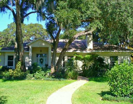 585 Seneca Oaks Cir., Mount Dora, FL 32757