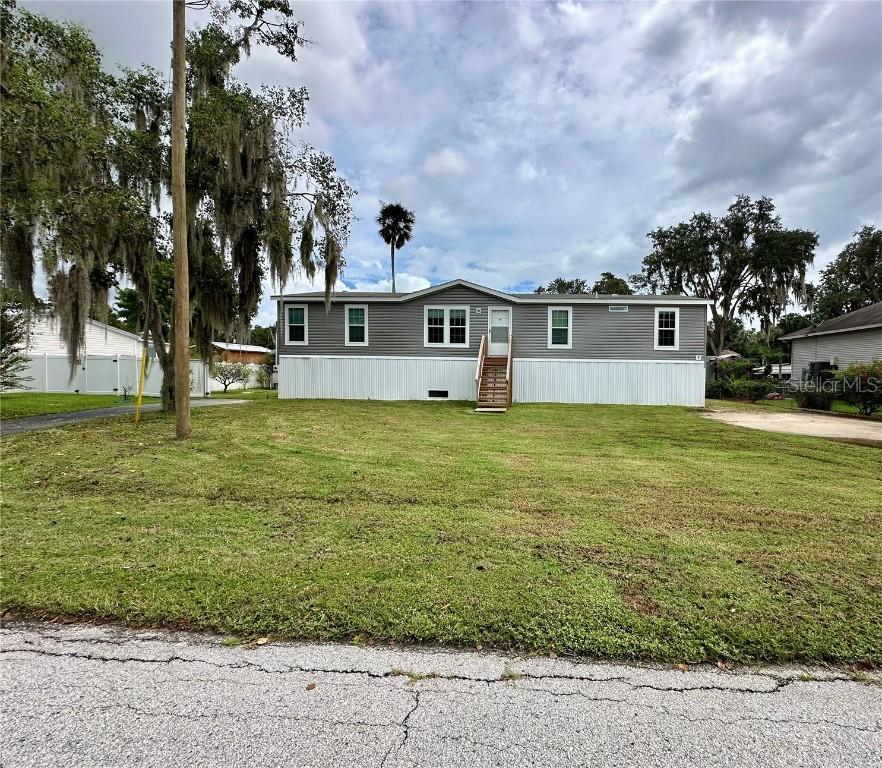 55744 Holiday Cir., Astor, FL 32102