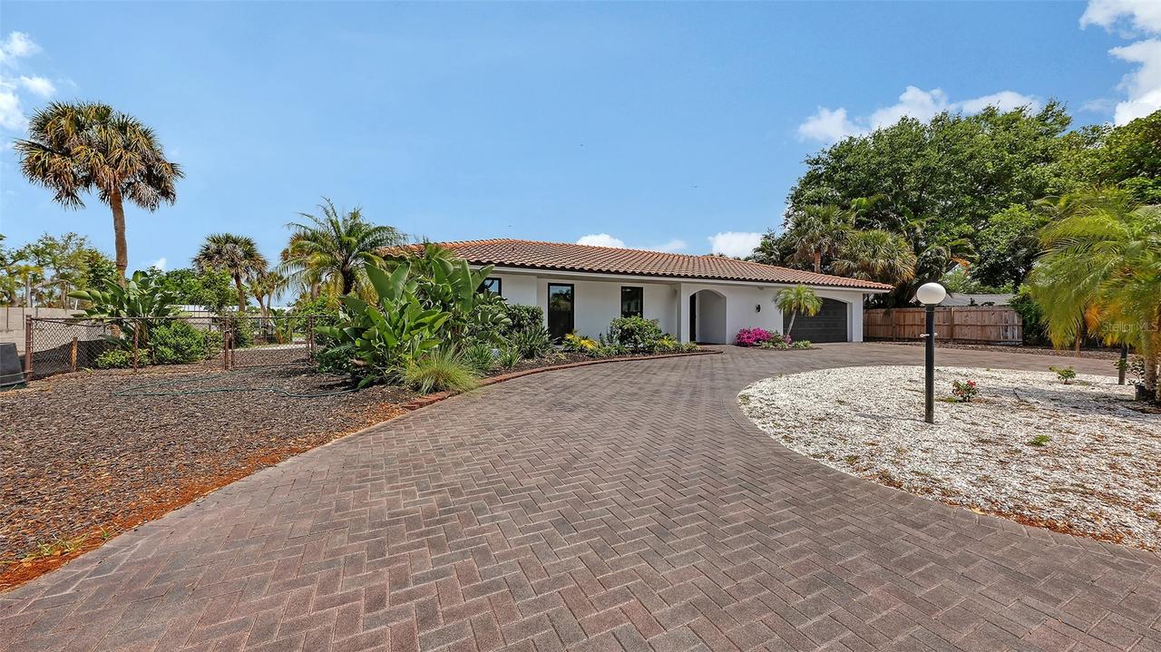 589 Commonwealth Ln., Sarasota, FL 34242