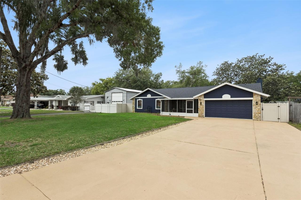 27627 Lois Dr., Tavares, FL 32778