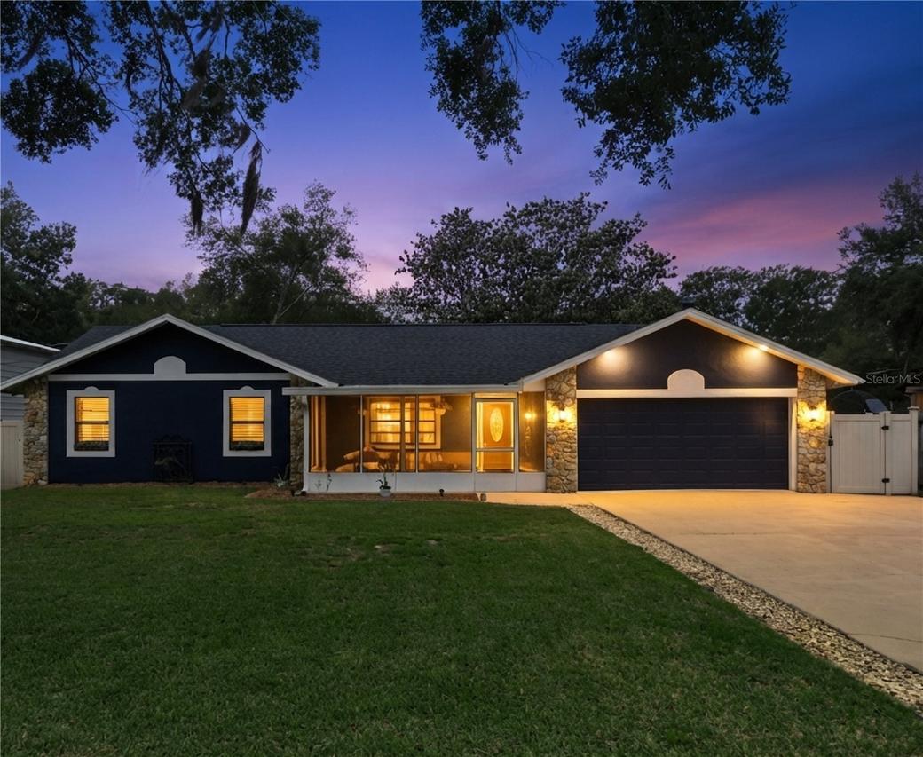 27627 Lois Dr., Tavares, FL 32778