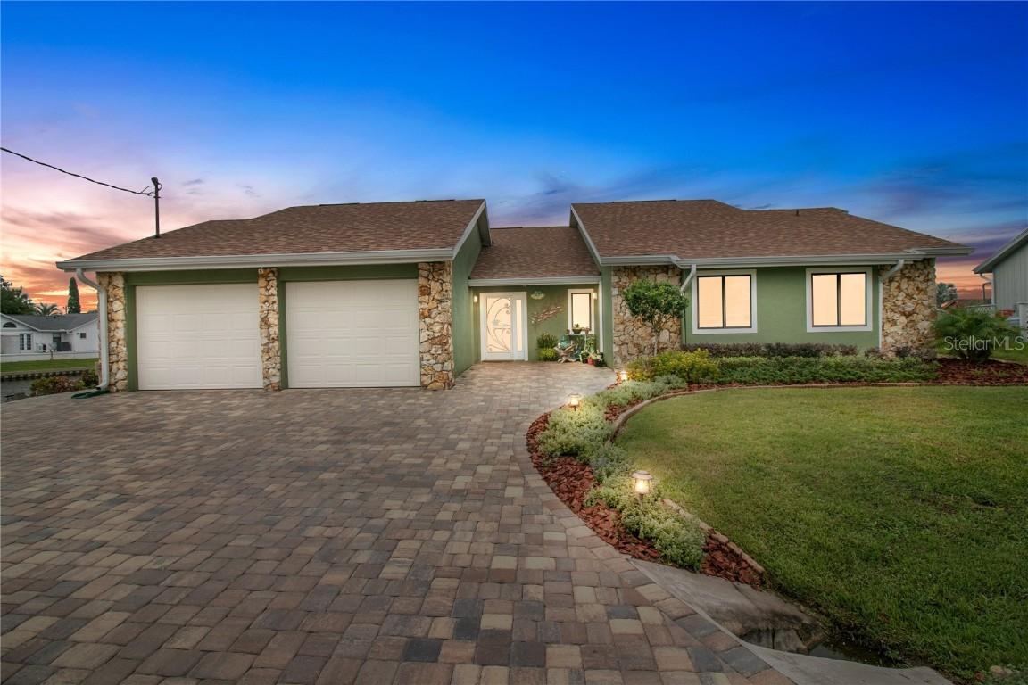 28 Flintstone Ct., Palm Coast, FL 32137