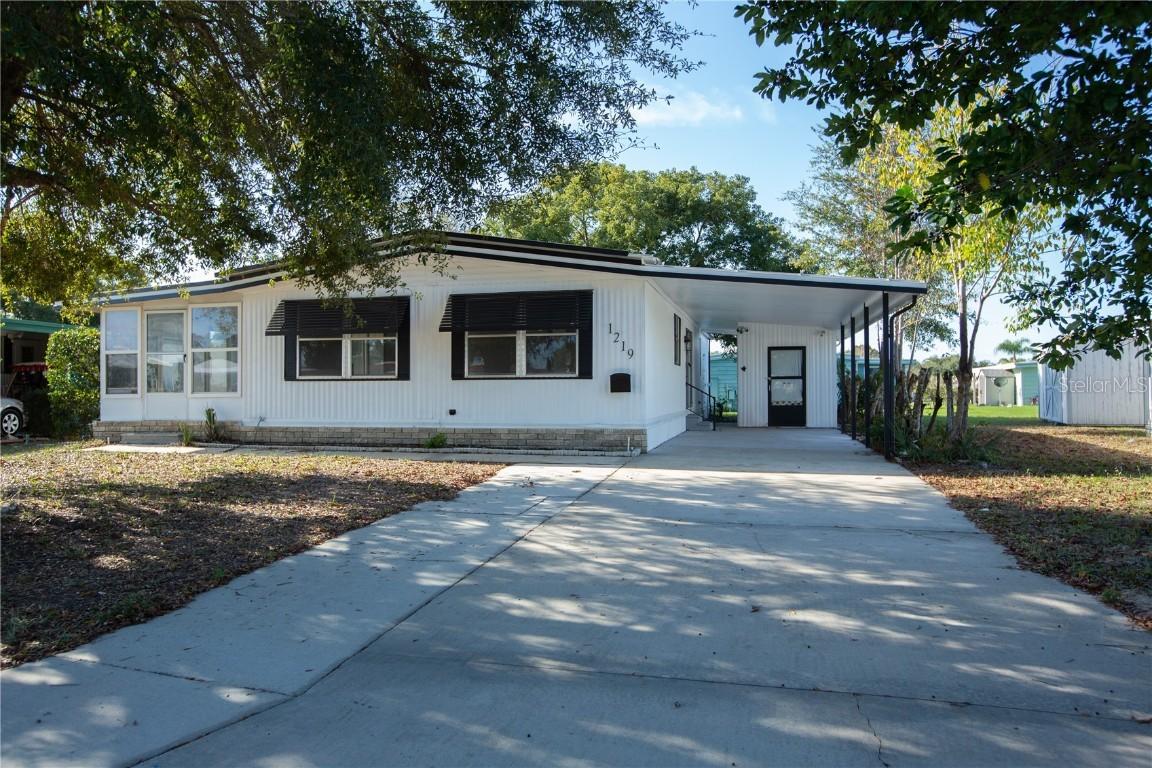 1219 Apache Cir., Tavares, FL 32778