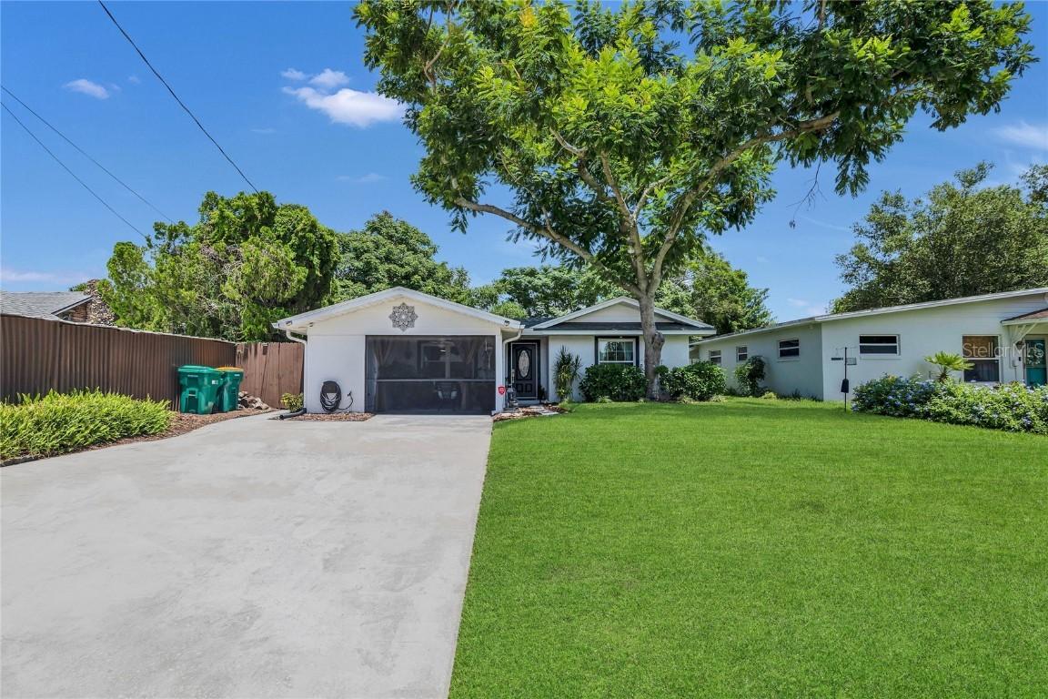 1203 Monterey Dr., Eustis, FL 32726