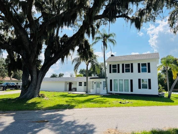 812 Tropical Dr., Bradenton, FL 34208