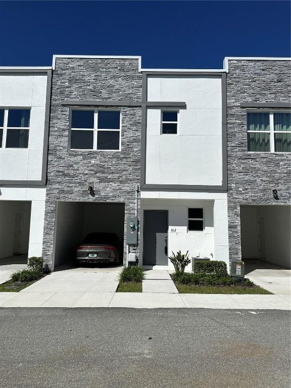 612 Trikomo Dr., Davenport, FL 33896