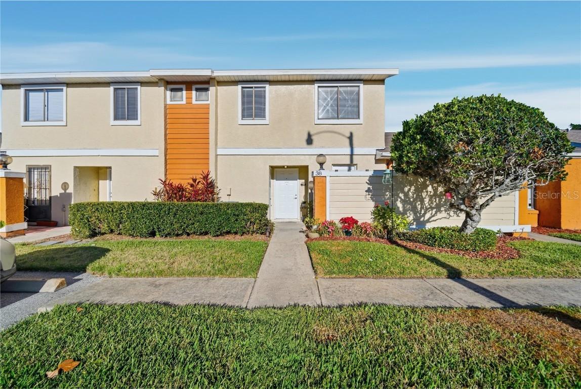 38 Silver Swan Ct., Kissimmee, FL 34743