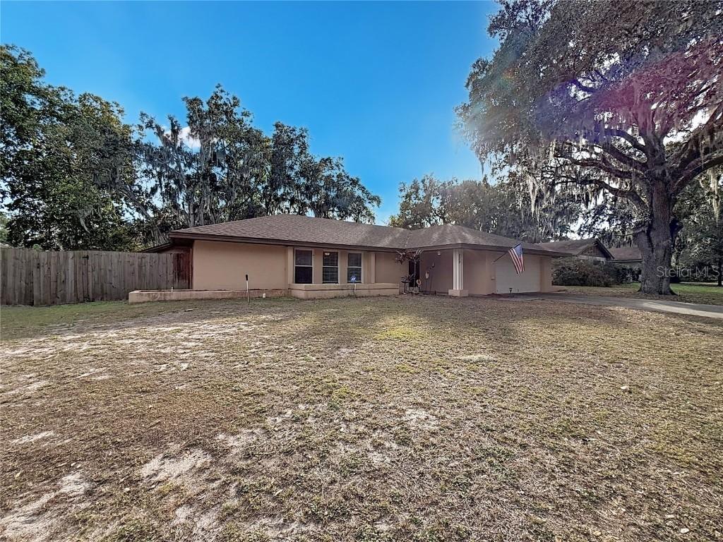 209 First St., Tavares, FL 32778