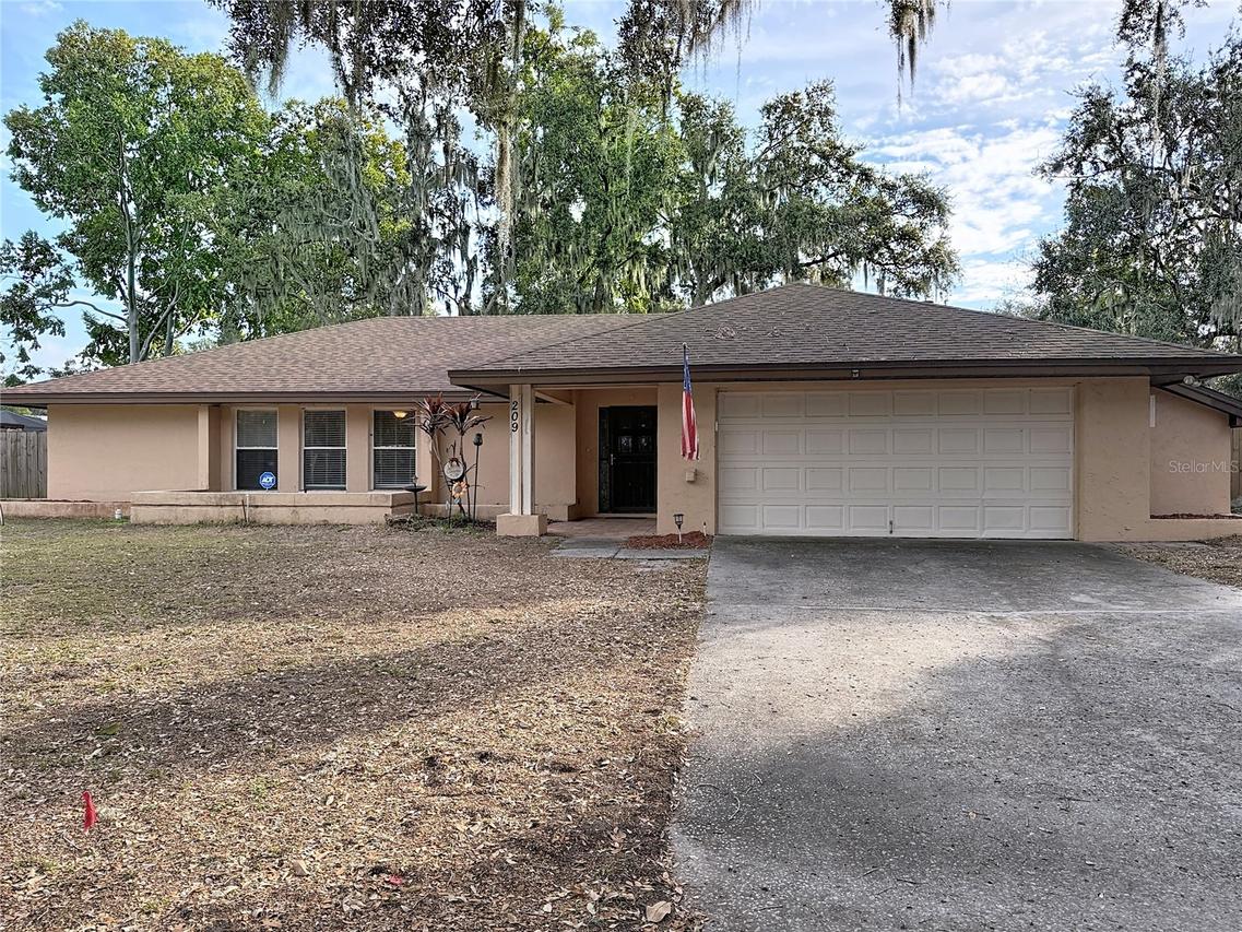 209 First St., Tavares, FL 32778