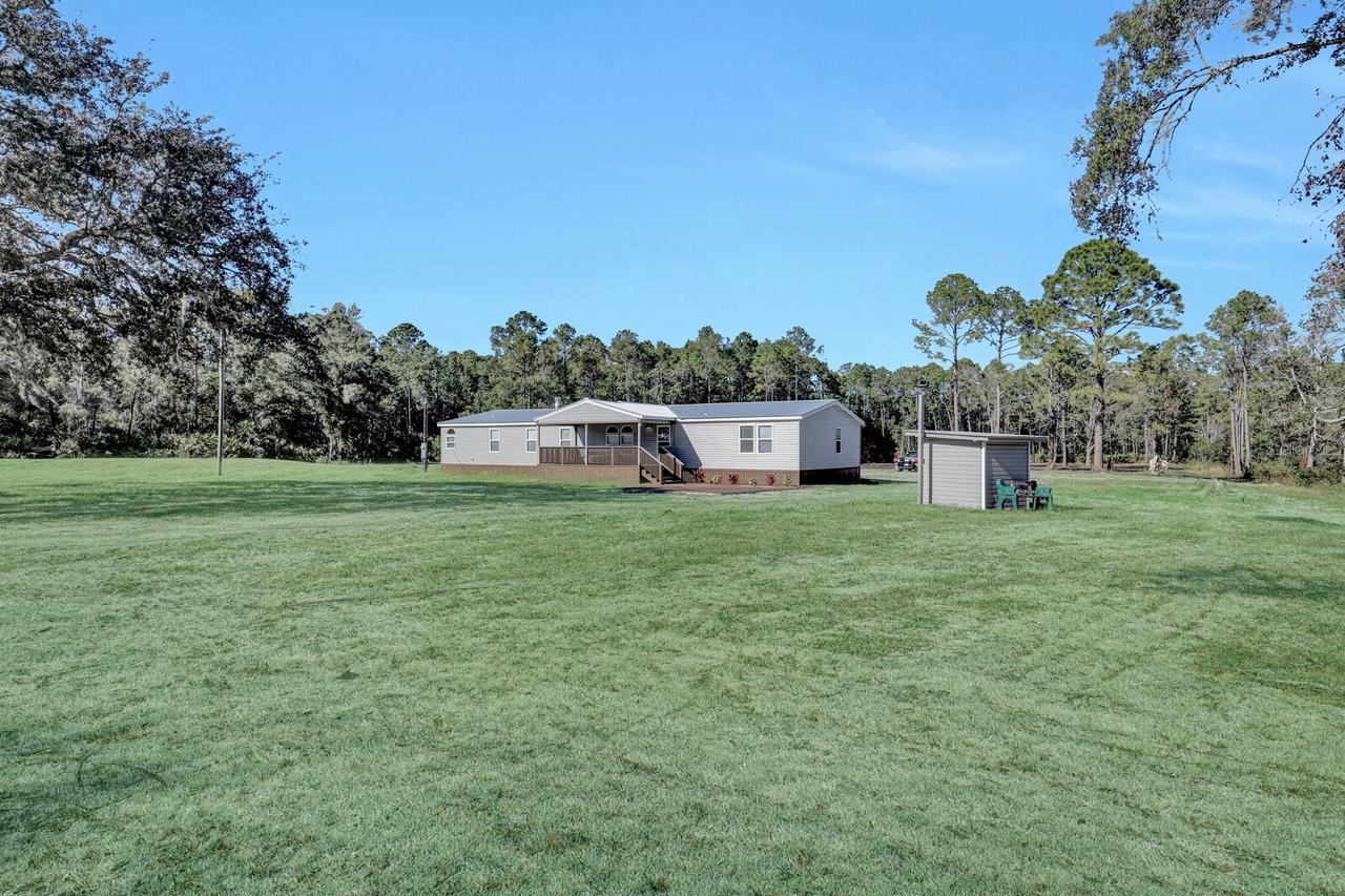 141 Woods Rd., San Mateo, FL 32187