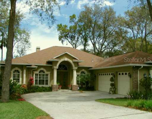 2428 Valrico Forest Dr., Valrico, FL 33594