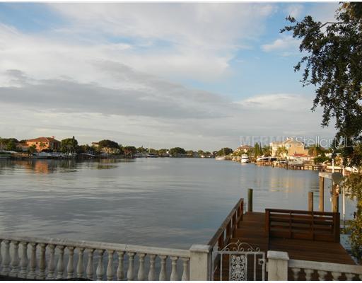 907 Oakwood Dr., Largo, FL 33770