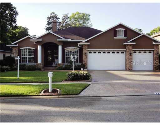 2228 Valrico Forest Dr., Valrico, FL 33594