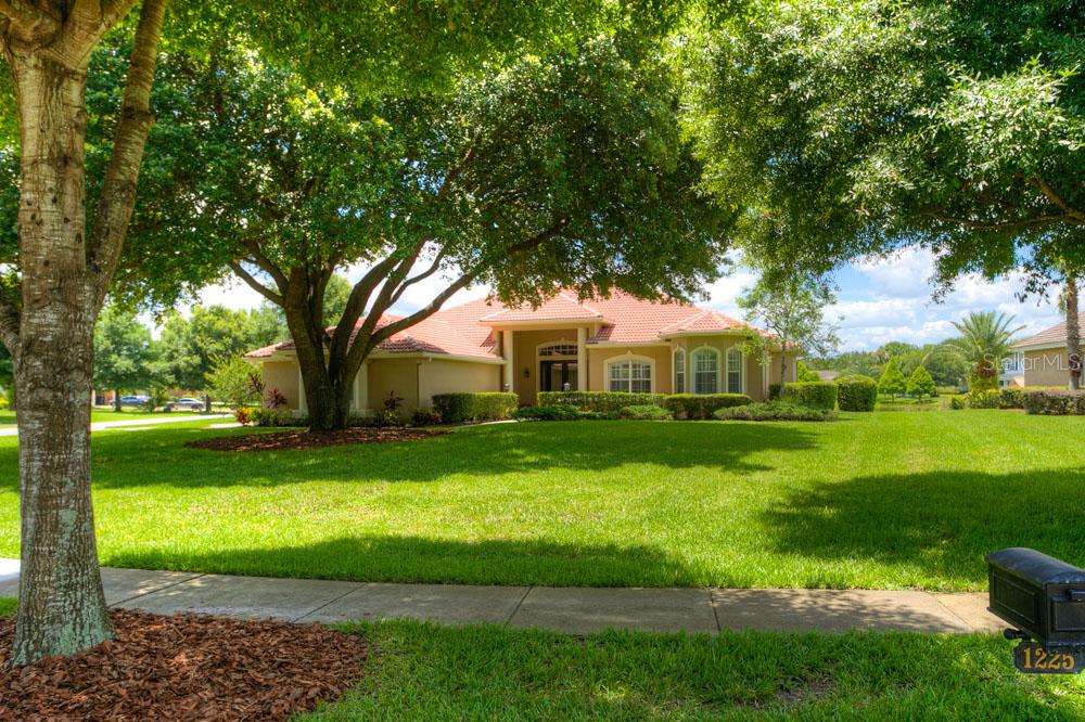 1225 Oxbridge Dr., Lutz, FL 33549