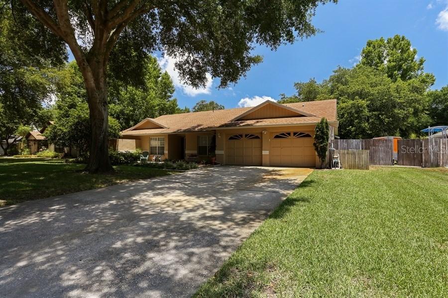 907 Hollyshore Dr., Lutz, FL 33548