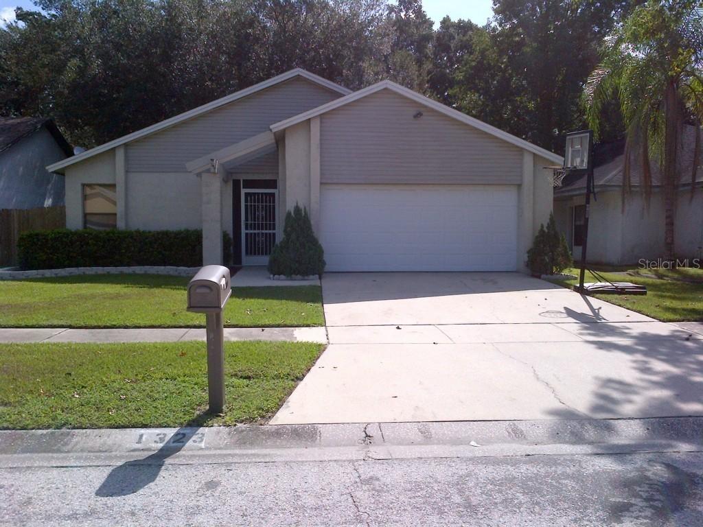 1323 Hatch Pl., Valrico, FL 33594