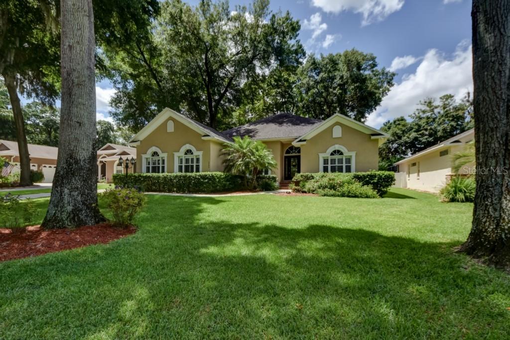 2409 Valrico Forest Dr., Valrico, FL 33594