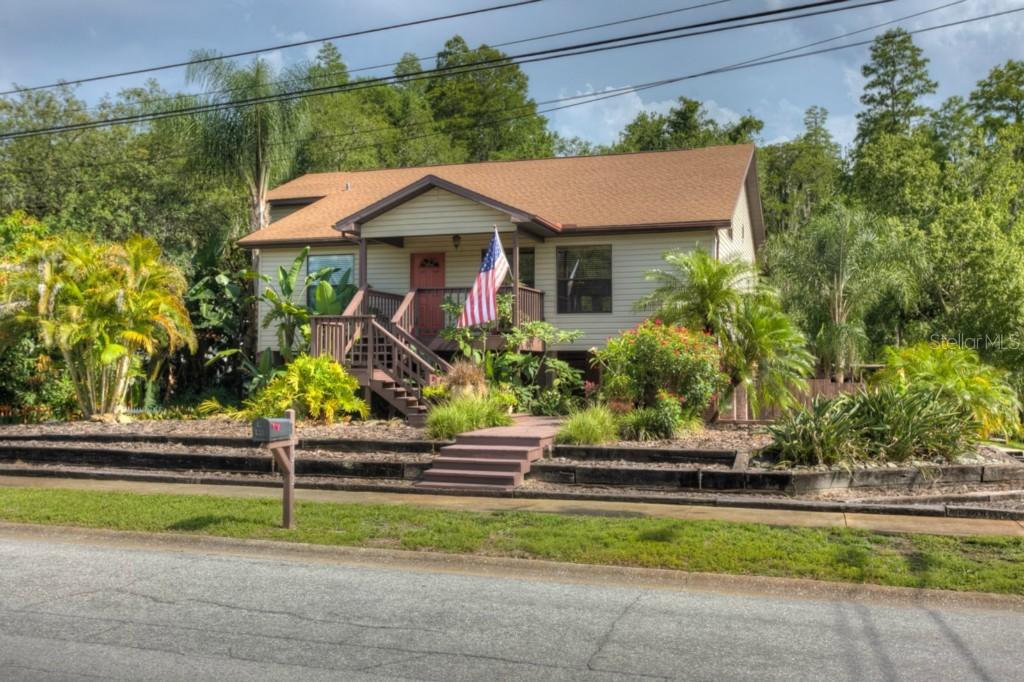 1202 E Oakwood St., Tarpon Springs, FL 34689