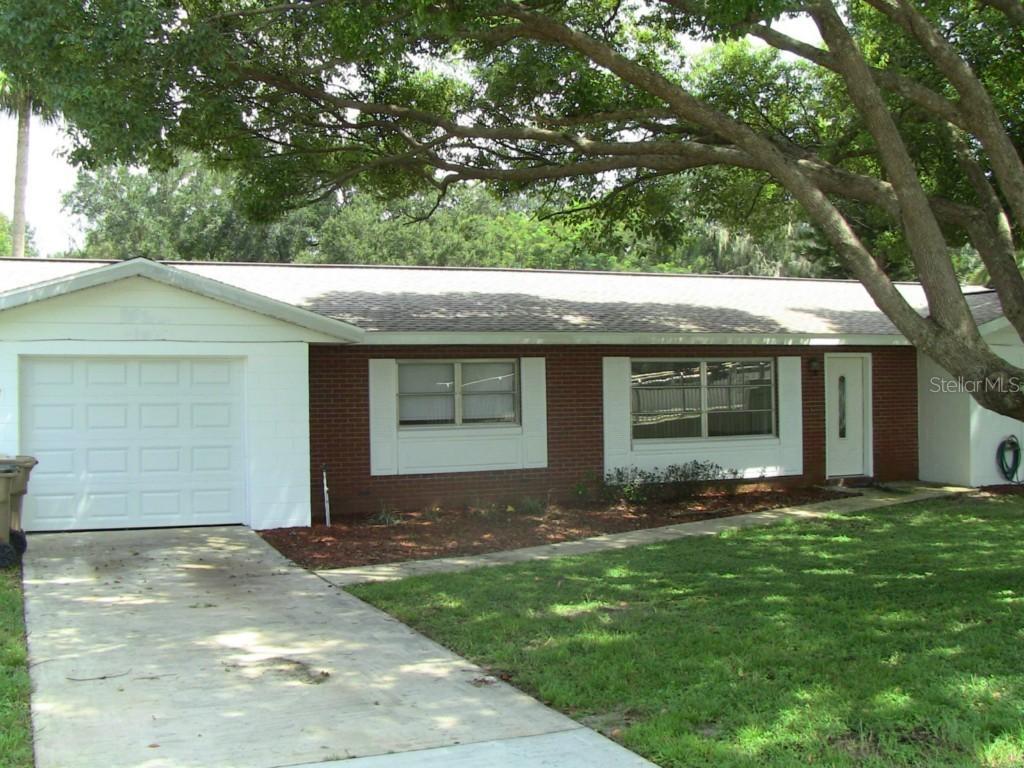 28135 Lois Dr., Tavares, FL 32778