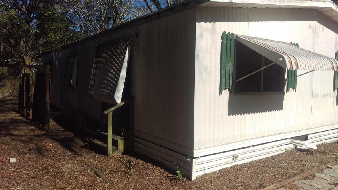917 Helena St., Lutz, FL 33548