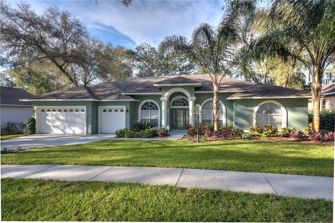 2412 Valrico Forest Dr., Valrico, FL 33594
