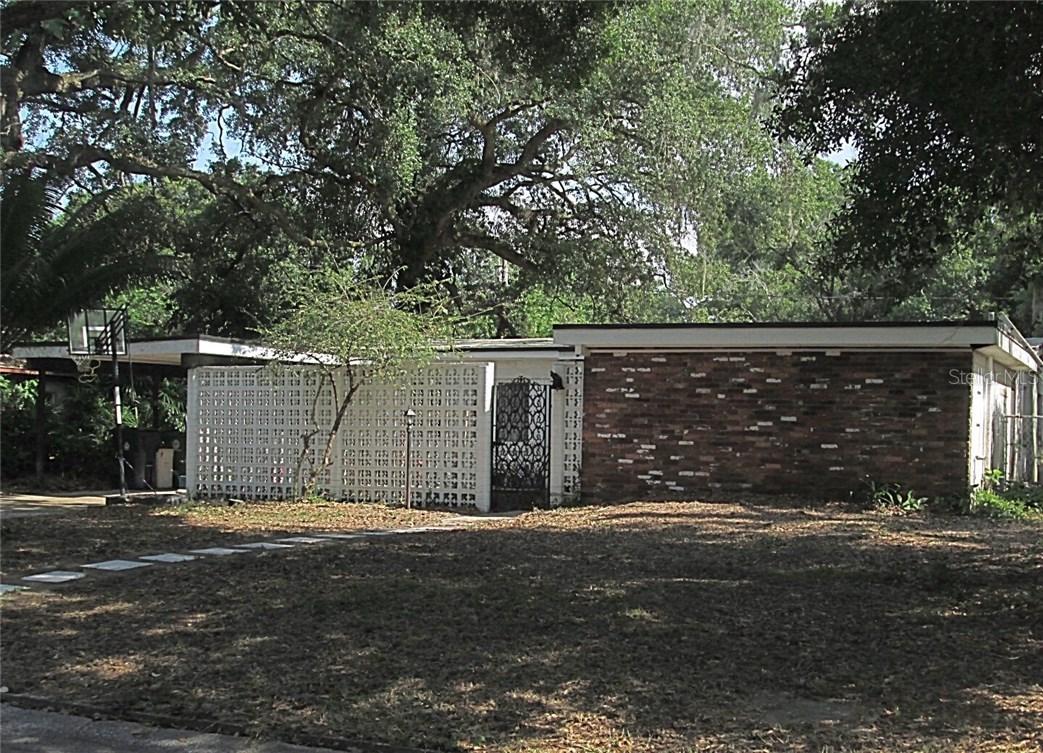 1915 E Clinton St., Tampa, FL 33610