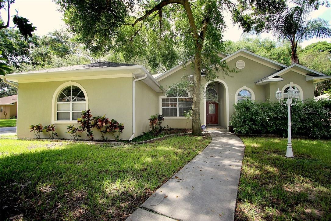 2212 Valrico Forest Dr., Valrico, FL 33594