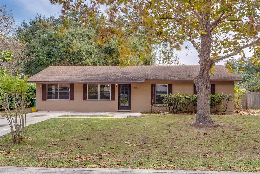1321 Cedar Ave., Tavares, FL 32778