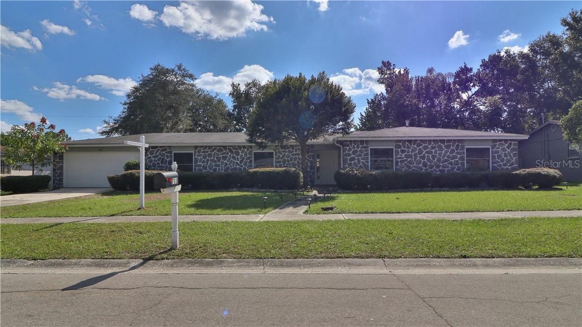 711 Village Pl., Brandon, FL 33511