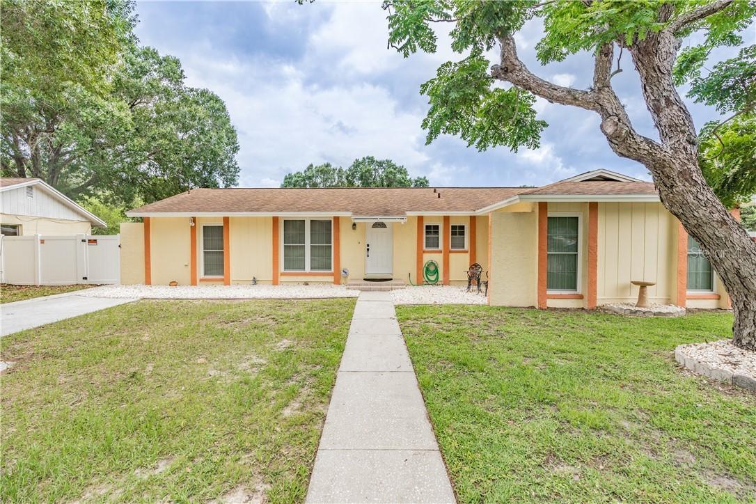 432 Bonnie View Dr., Valrico, FL 33594