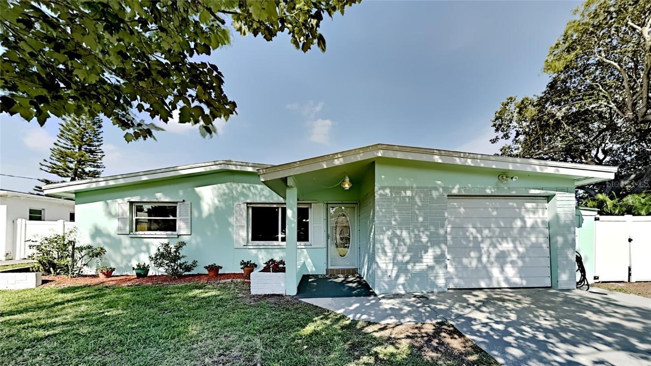 805 Embassy Rd., Largo, FL 33771