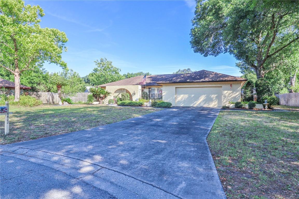6602 Maybole Pl., Temple Terrace, FL 33617