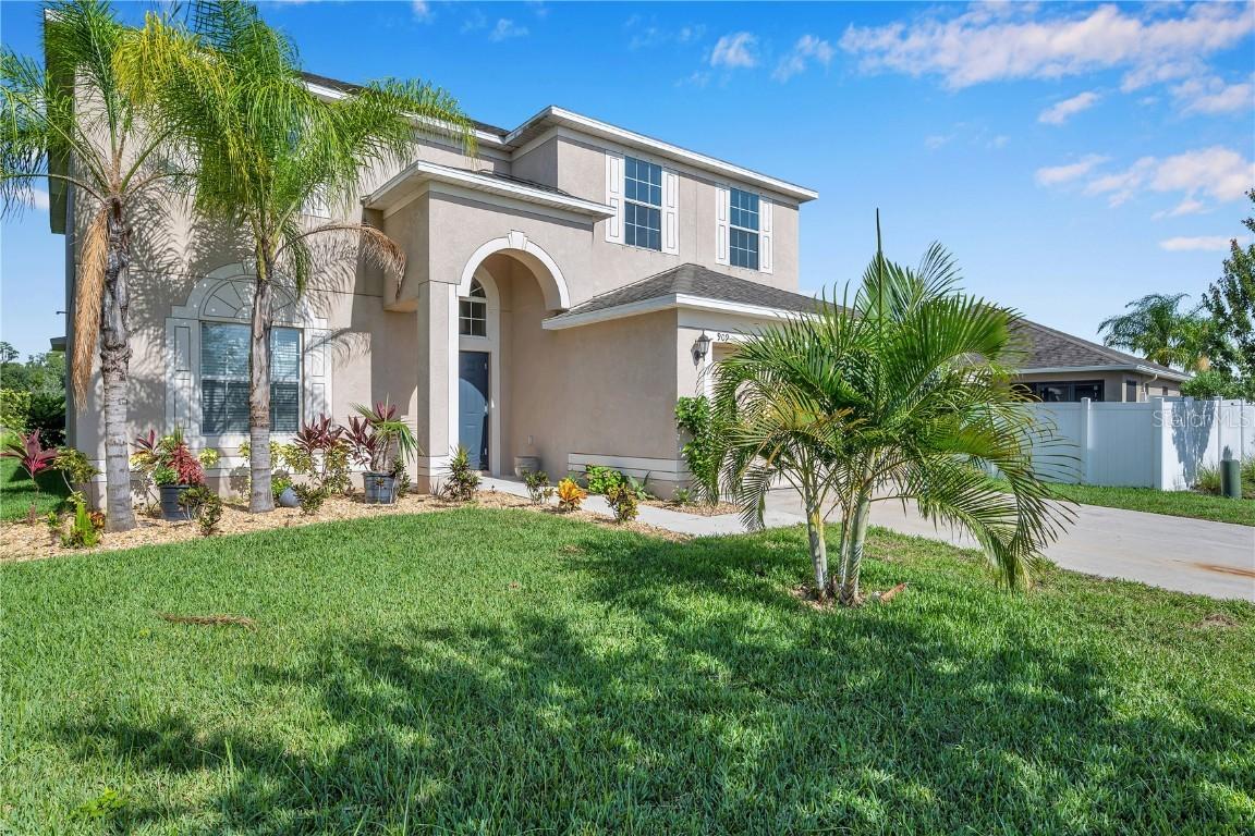909 Meadow Glade Dr., Ruskin, FL 33570