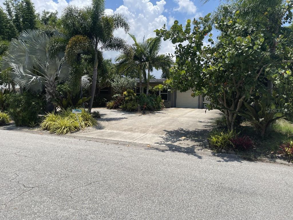 2708 Wisteria Pl., Sarasota, FL 34239