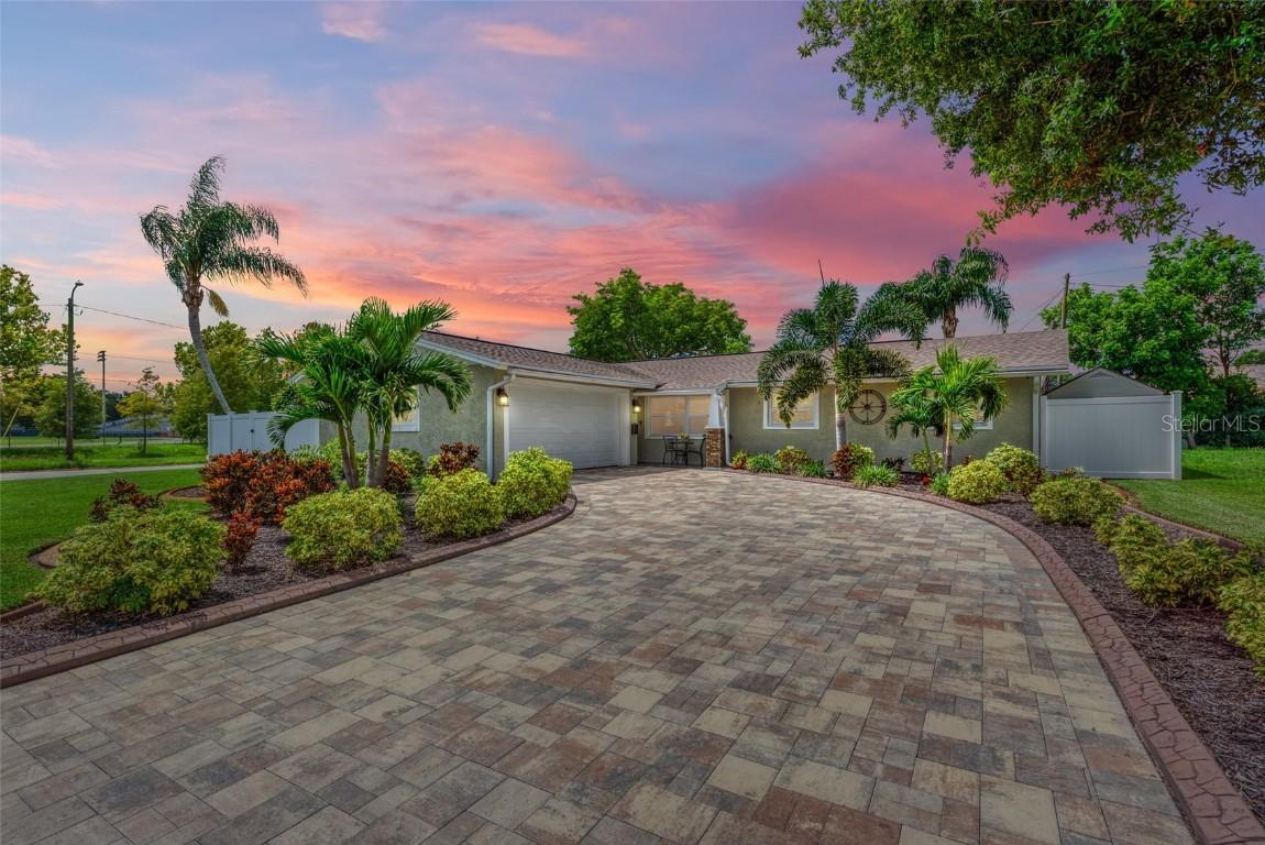 1300 Devonshire Dr., St Petersburg, FL 33710