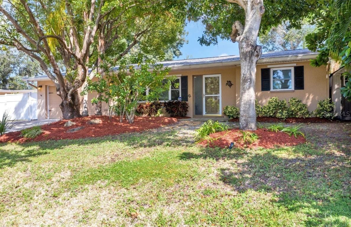 697 Crescent Dr., Largo, FL 33770